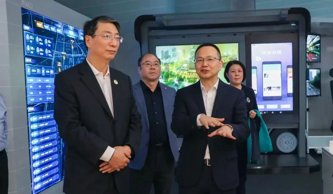 考察团一行来到海康威视,在海康威视高级副总裁郭旭东等人的陪同下